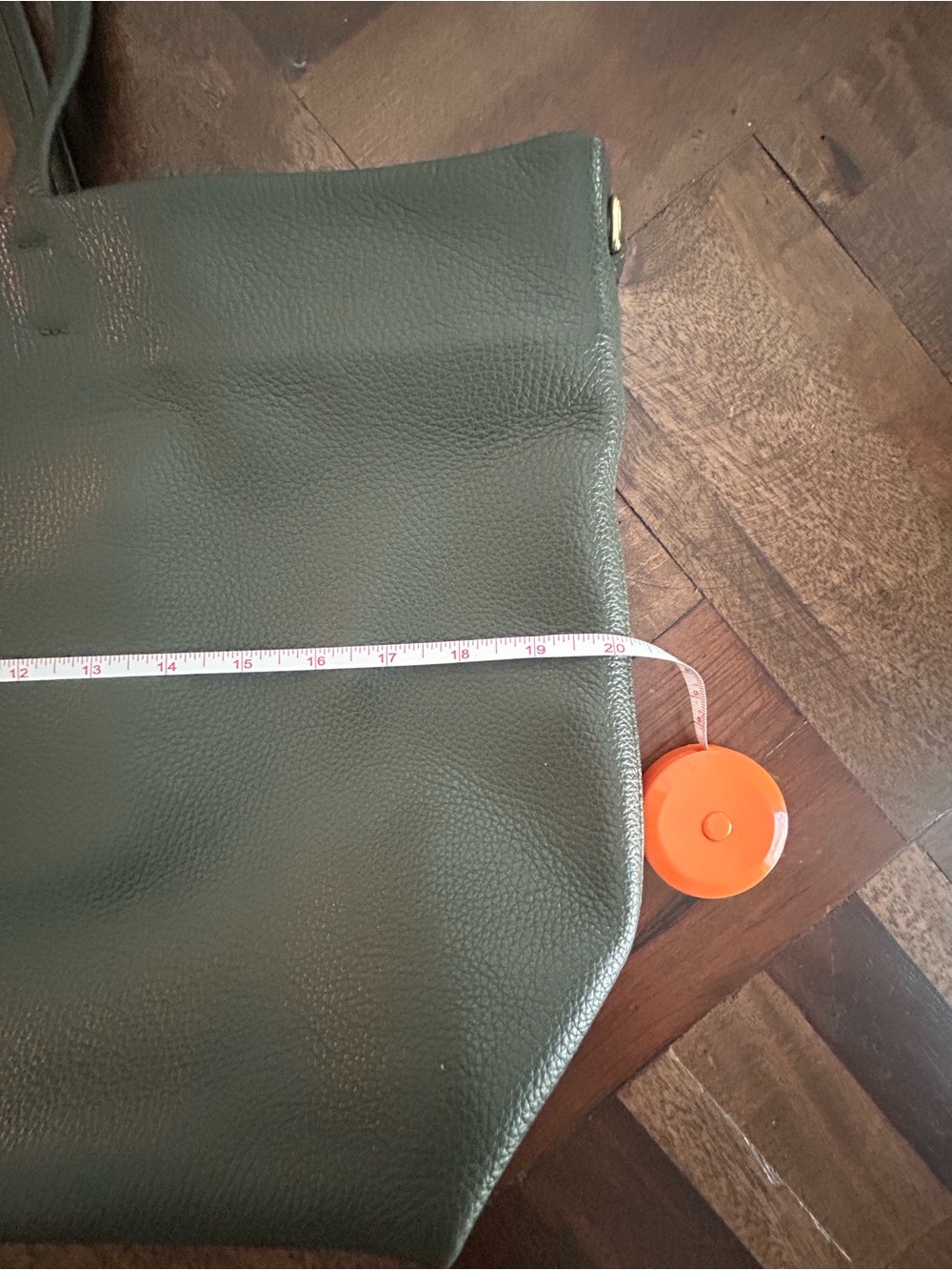 Cuyana Classic Easy Zipper Tote in Dark Olive - Picture 11 of 15